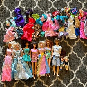 Barbie bundle 6 Barbies, 1 Ken and 2 minis with a variety of clothes
